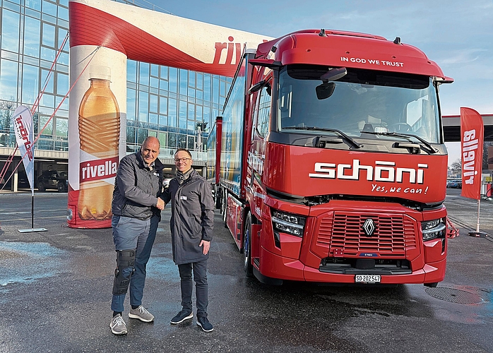 Patron Daniel Schöni (links) und Rivella Co-CEO Silvan Brauen vor einem der neuen E-Lastwagen.Bilder: Lea Fabian