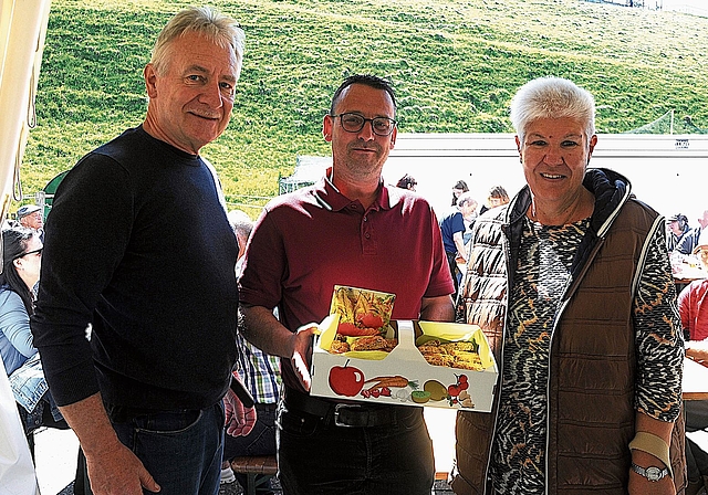Für Alois Koller (Mitte) gab es Geschenke.bilder: Beat Wyttenbach