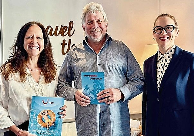 Nathalie Bolliger von Immo Bolliger (r.) und Sandra Kohli von Hauri Reisen dürfen den Reisegutschein an den glücklichen Gewinner Ueli Kohler übergeben.Bild: zvg