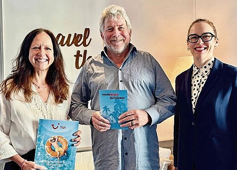 Nathalie Bolliger von Immo Bolliger (r.) und Sandra Kohli von Hauri Reisen dürfen den Reisegutschein an den glücklichen Gewinner Ueli Kohler übergeben.Bild: zvg