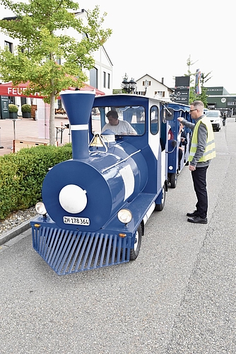 Rundfahrt mit der Bimmelbahn durch das Zentrallager der Emil Frey Betriebs AG. Rundfahrt mit der Bimmelbahn durch das Zentrallager der Emil Frey Betriebs AG.