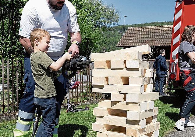 Jenga mit der Zange – ein kniffliges Unterfangen.