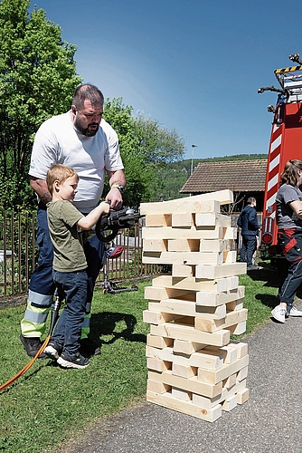 Jenga mit der Zange – ein kniffliges Unterfangen.