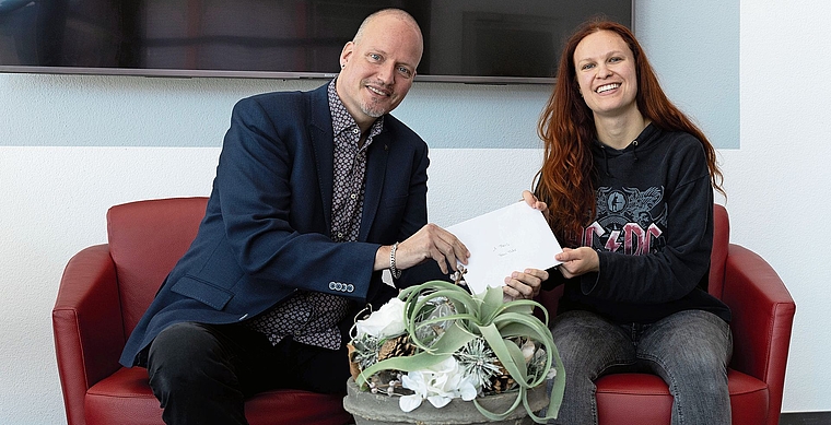 Medienberater Deny Lanz übergibt den Hauptpreis an die glückliche Gewinnerin Dunja Mehr.Bild: Reginal Lüthi