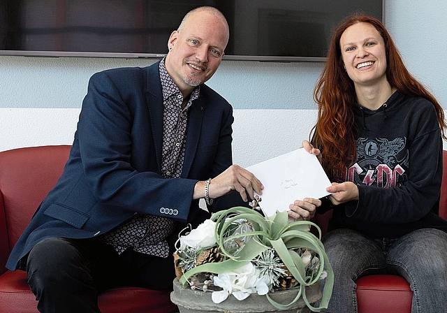 Medienberater Deny Lanz übergibt den Hauptpreis an die glückliche Gewinnerin Dunja Mehr.Bild: Reginal Lüthi