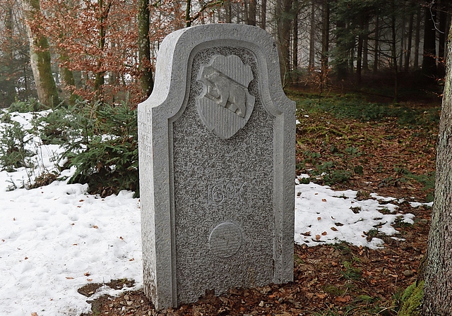 Die Bottenwiler Seite mit Berner Wappen und der Kugel des Lenzburger Wappens unten.Bilder: Christian Roth