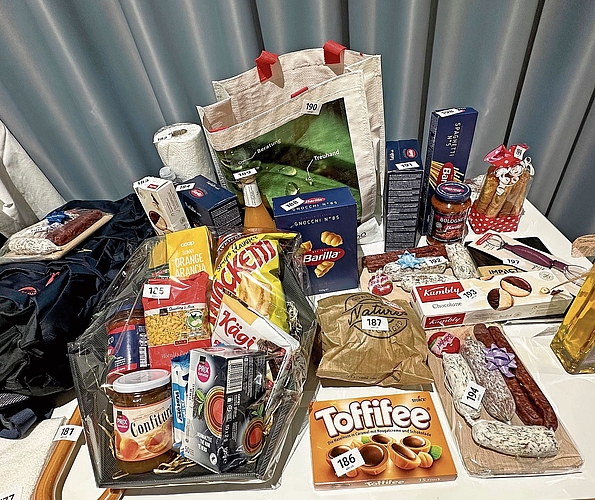 «Good Luck» – bei der reichhaltigen Tombola. «Good Luck» – bei der reichhaltigen Tombola.