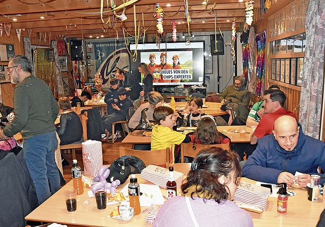 Über dem Bildschirm in der Gaststube flimmerte die Werbung der Sponsoren, ohne die auch ein Fasnachtsanlass nicht funktioniert.