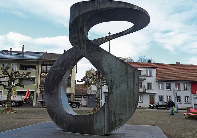 Die Metallplastik schmückt heute noch den Kreuzplatz.BILDER: ZVG