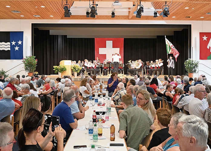 Der Breitensaal war bis auf den letzten Platz und darüber hinaus besetzt. Der Breitensaal war bis auf den letzten Platz und darüber hinaus besetzt.