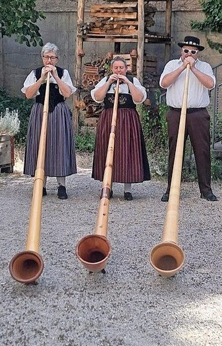 Das Alphorntrio «Aarecheerli» erhielt die Note 2 für ihre Darbietung.Bild: zvg