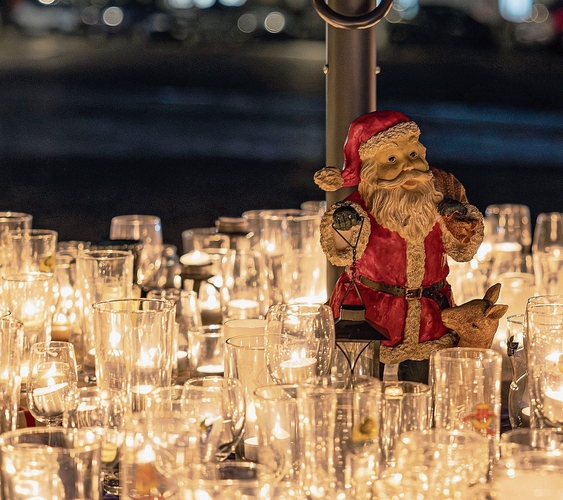 Ein gut ausgeleuchteter Weihnachtsmann.