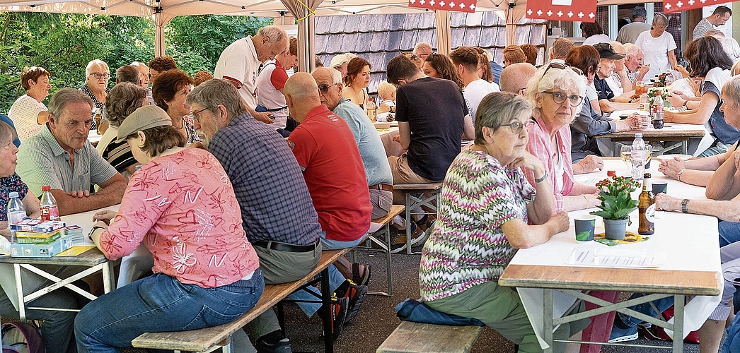 Die Festbänke füllten sich stetig mit Gästen. Die Festbänke füllten sich stetig mit Gästen.