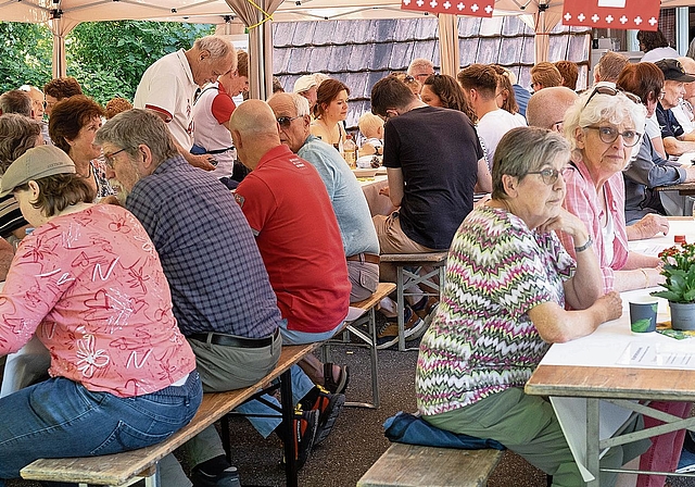 Die Festbänke füllten sich stetig mit Gästen.