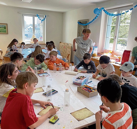 Die Kinder bereiten die Flaschenpost vor.