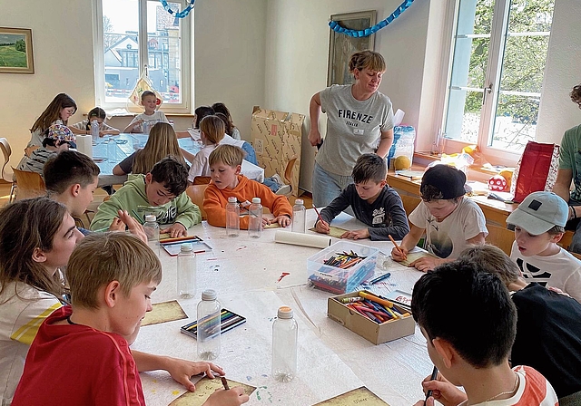 Die Kinder bereiten die Flaschenpost vor.