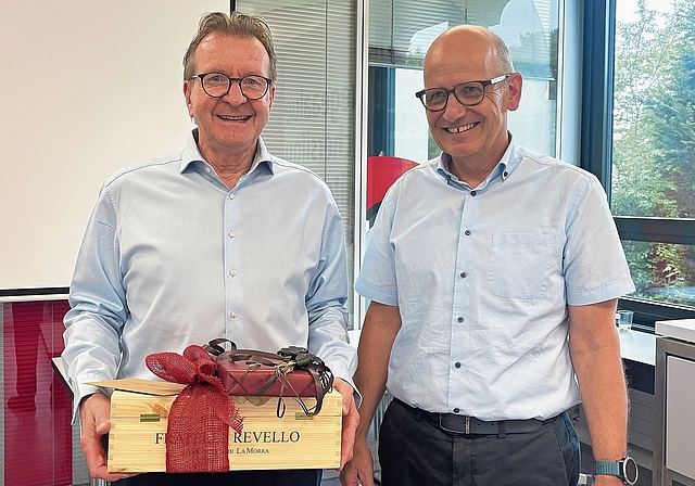 Hans-Ruedi Hottiger (links) wurde nach sechs intensvien Jahren verabschiedet. Mathias Richner überreichte das Geschenk. zvg
