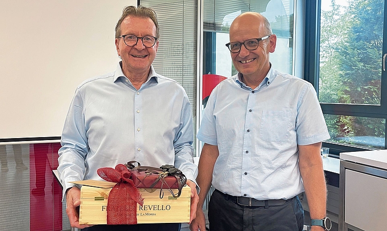 Hans-Ruedi Hottiger (links) wurde nach sechs intensvien Jahren verabschiedet. Mathias Richner überreichte das Geschenk. zvg