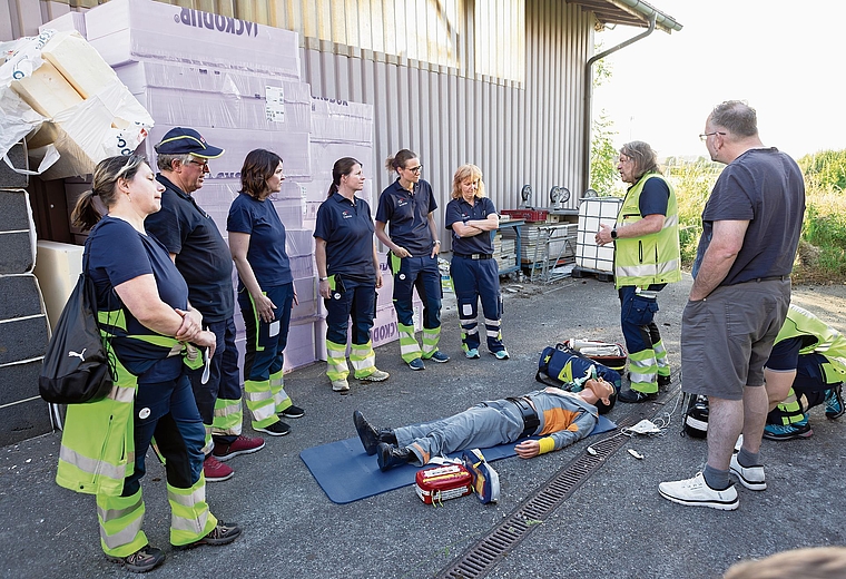 Die Reanimationsübung wurde zusammen mit dem Rettungsdienst durchgeführt.Bild: zvg