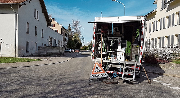 Mit umfangreicher Technik werden die Abwasserleitungen geprüft.Bild: zvg