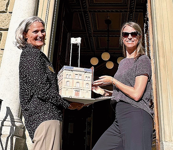 Anina Beck, Leiterin Kultur und Gesellschaft, Stadt Zofingen (rechts), und Heidi Pechlaner Gut mit Jubiläumstorte. Anina Beck, Leiterin Kultur und Gesellschaft, Stadt Zofingen (rechts), und Heidi Pechlaner Gut mit Jubiläumstorte.