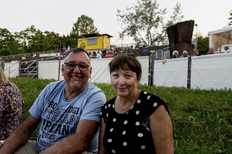 Ein Freilichtkino mit vorbeifahrenden Zügen und Wasserrauschen erlebten Tomas und Esther Zwyer in Zürich. «In Luzern bedeutet das Open Air Entspannung pur», meinten sie.