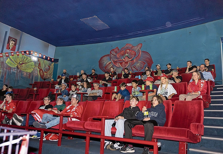 Das Public Viewing war bei seiner Premiere gut besucht.Bilder: Regina Lüthi Das Public Viewing war bei seiner Premiere gut besucht.Bilder: Regina Lüthi