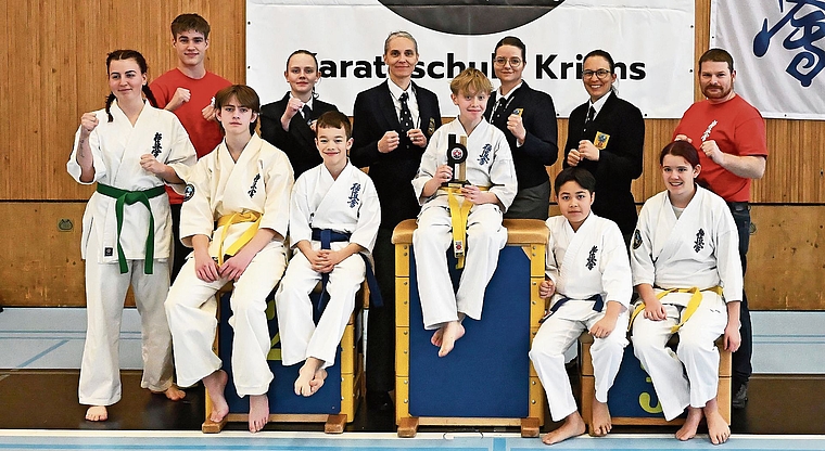 Die Delegation der Karateschule Strengelbach nach ihrem Auftritt in Kriens.Bild: zvg