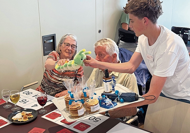 Die jungen Menschen unterstützen beim beliebten Lotto-Nachmittag.Bilder: Astrid Bär