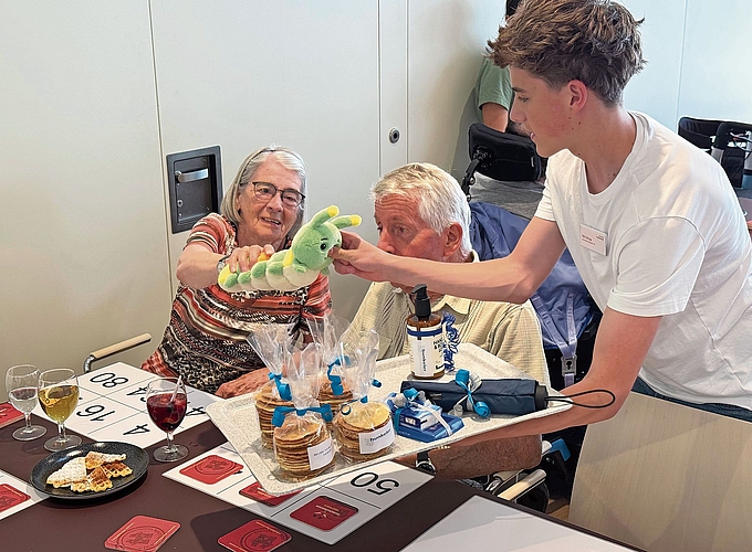 Die jungen Menschen unterstützen beim beliebten Lotto-Nachmittag.Bilder: Astrid Bär Die jungen Menschen unterstützen beim beliebten Lotto-Nachmittag.Bilder: Astrid Bär