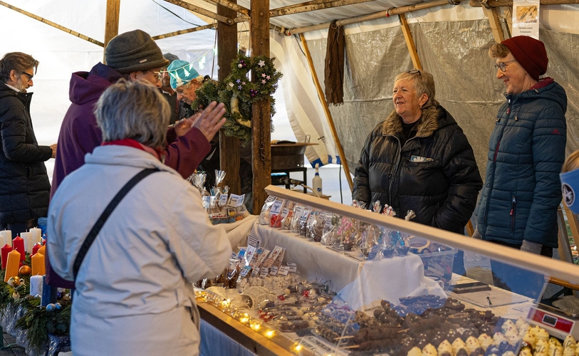 Angeregte Gespräche fanden überall statt.
