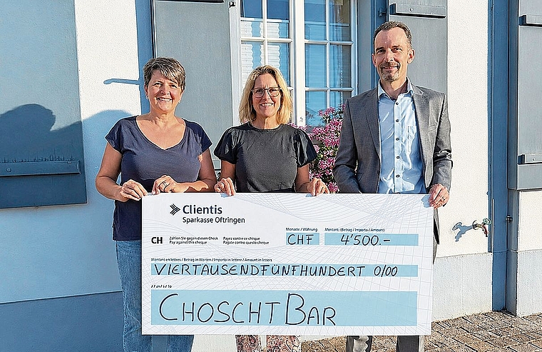 Alexandra Fischer, Mirjam Hofer und Bankleiter Daniel Studer (von links).Bild: zvg