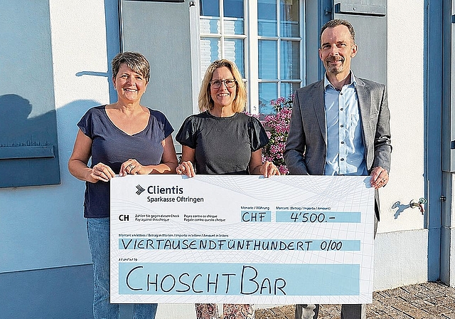 Alexandra Fischer, Mirjam Hofer und Bankleiter Daniel Studer (von links).Bild: zvg