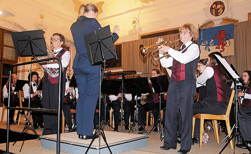 «Ne partez pas sans moi»: Eliane Steffen (Euphonium, links) und Ruth Jordi (Flügelhorn) überzeugten als stilsichere Solistinnen.