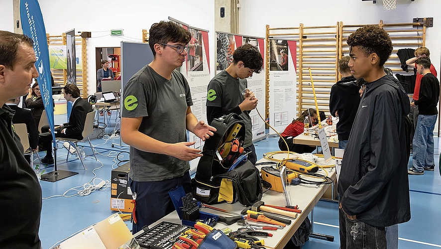 Intensive Gespräche über Werkzeuge und Ausbildung.Bilder: Regina Lüthi Intensive Gespräche über Werkzeuge und Ausbildung.Bilder: Regina Lüthi