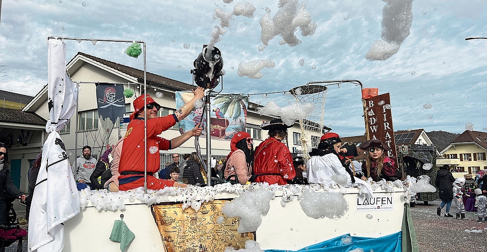 Achtung: Schaumparty! Die Badewannen-Piraten seiften die Besucher ein.