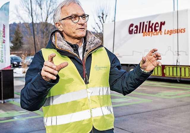 Die Galliker Transport AG, im Bild CEO Peter Galliker, hat mit der «E-Power-Bridge» eine weitere Lademöglichkeit für Elektrolastwagen eröffnet.