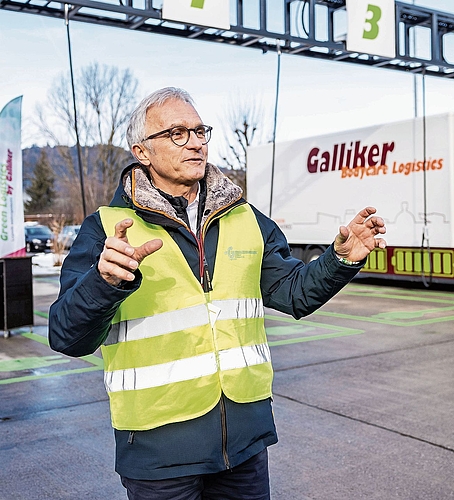 Die Galliker Transport AG, im Bild CEO Peter Galliker, hat mit der «E-Power-Bridge» eine weitere Lademöglichkeit für Elektrolastwagen eröffnet.