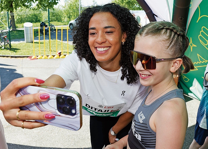 Die Unterschriften oder Selfies – hier mit Ditaji Kambundji – waren sehr begehrt.