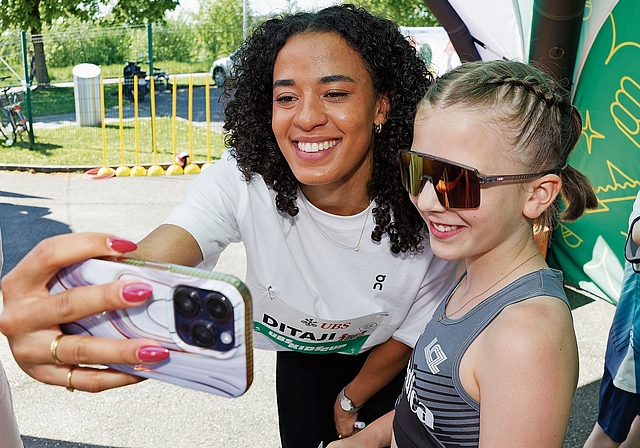 Die Unterschriften oder Selfies – hier mit Ditaji Kambundji – waren sehr begehrt.