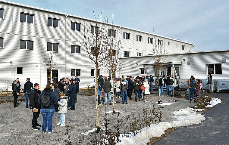 So präsentiert sich der Aussenbereich. Dahinter der Modulbau.Biod: Janine Müller