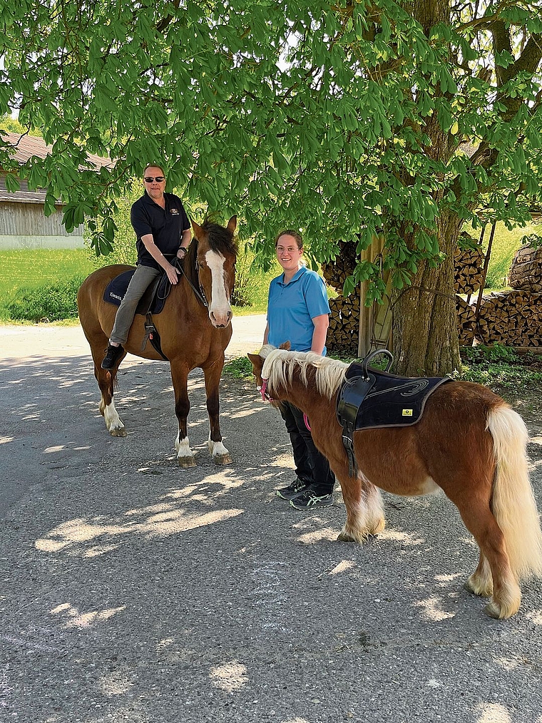 Peter Siegrist vom Kiwanis Club Zofingen gemeinsam mit Sabrina Lerch, Leiterin der Reittherapie Yakari.Bild: Lars Rickli