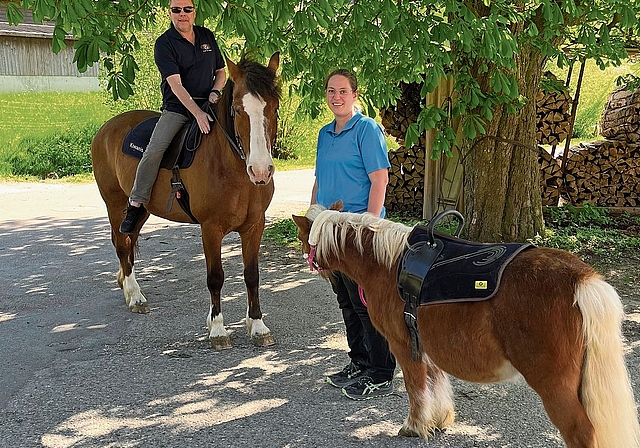 Peter Siegrist vom Kiwanis Club Zofingen gemeinsam mit Sabrina Lerch, Leiterin der Reittherapie Yakari.Bild: Lars Rickli