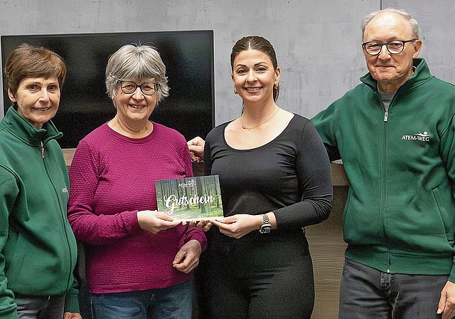 Lisbeth Bloch, Initiantin Atem-Weg, die Gewinnerin Marlies Gaillard, Laura Mezzolla, Medienberaterin CH Regionalmedien und Atem-Wegs-Präsident Walti Bloch (v.l.) bei der Preisübergabe.
