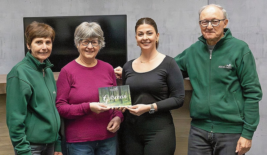 Lisbeth Bloch, Initiantin Atem-Weg, die Gewinnerin Marlies Gaillard, Laura Mezzolla, Medienberaterin CH Regionalmedien und Atem-Wegs-Präsident Walti Bloch (v.l.) bei der Preisübergabe.