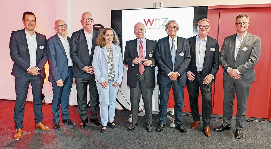 Die Teilnehmer des Panels und der neue Preisträger (von links): Robin Wasser, Felix Schönle, Christoph Mäder, Lilly-Anne Brugger, Michael Pieper, Toni Negri, Peter Gehler und Martin Wyser.Bilder: Markus Schneeberger GmbH