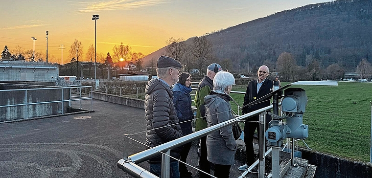 Roger Wymann erläutert die Situation des Regenüberlaufs beim Zulaufbauwerk.Bild: Urs Plüss