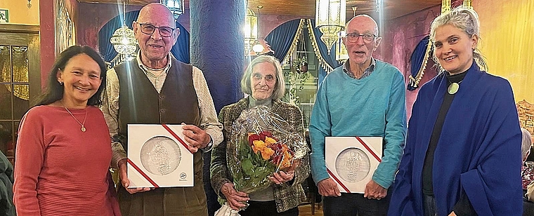Rahel Syed (links) und Heidi Pachlaner Gut (rechts) verabschieden insgesamt 38 Jahre Kommissionstätigkeit von Hans Althaus, Uta Bossert und Hans-Peter Blättler (von rechts).Bild: Barbara Flückiger