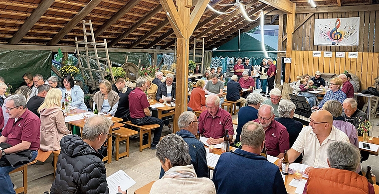 Das offene Singen unter dem Schleppdach.Bild: Hanna Kunz