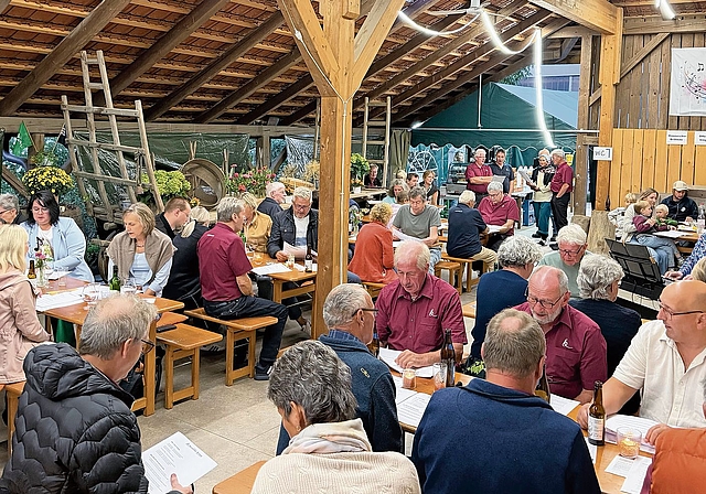 Das offene Singen unter dem Schleppdach.Bild: Hanna Kunz